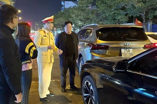 Tài xế nghi giấu ma túy, cố thủ trong ôtô sau tai nạn