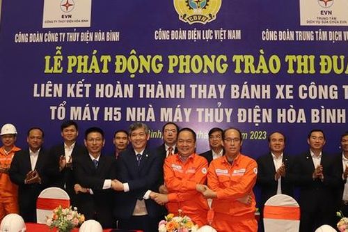 Thi đua hoàn thành thay bánh xe công tác tổ máy số 5 thủy điện Hòa Bình