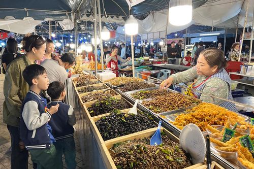Du khách thích thú tham gia Lễ hội ẩm thực Lào năm 2023