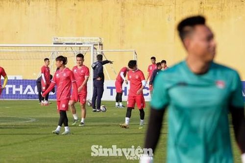 CLB Hải Phòng tập trên sân Hàng Đẫy trước trận tranh Siêu cúp