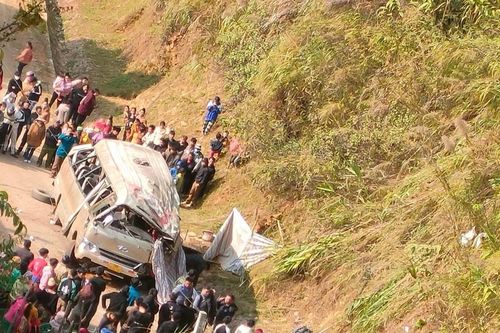 Xe chở khách đi dự đám cưới rơi xuống vực, 7 người thương vong