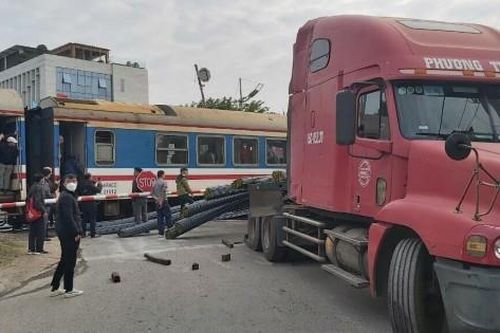 Vụ tàu SE5 va chạm xe đầu kéo: Nhân viên gác chắn không làm tín hiệu dừng tàu