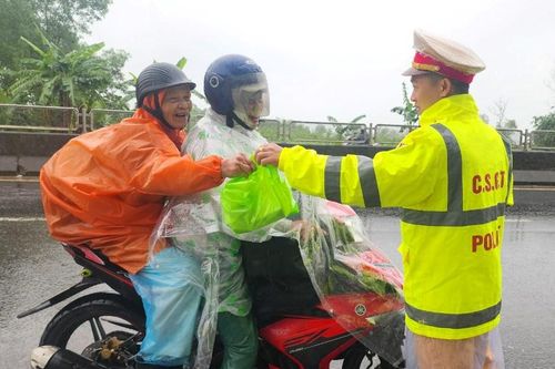 CSGT Thừa Thiên Huế phát nước uống, thức ăn cho người dân vào miền Nam làm việc