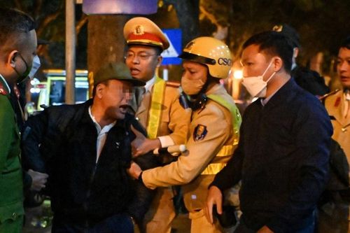 Người đàn ông bênh 'ma men', xúc phạm công an Hà Nội