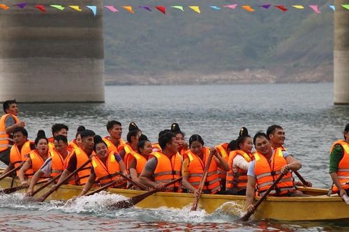Tưng bừng Lễ hội đua thuyền đầu xuân ở Quỳnh Nhai
