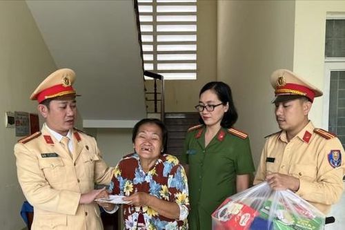 Cảnh sát giao thông giúp đỡ ba bà cháu bị xe khách bỏ giữa đường