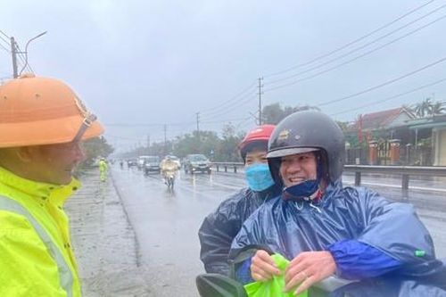Cảnh sát giao thông tặng nước, đồ ăn cho người dân chạy xe máy