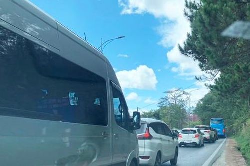 Du khách chật vật tìm phương tiện rời Đà Lạt mùng Bảy Tết