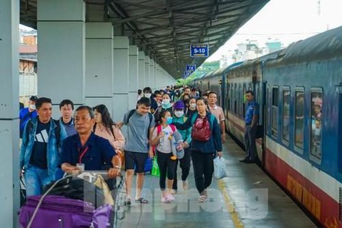 Mùng 7 tháng Giêng: Sân ga nhộn nhịp hành khách trở về TPHCM