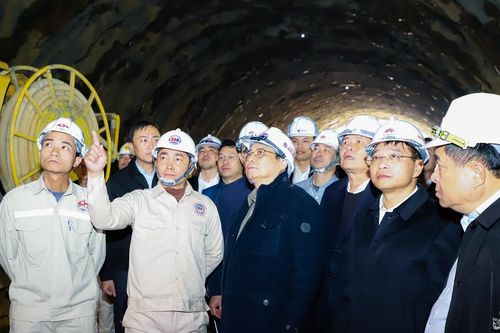 PM Pham Minh Chinh inspects the North-South expressway project's sections in Nghe An