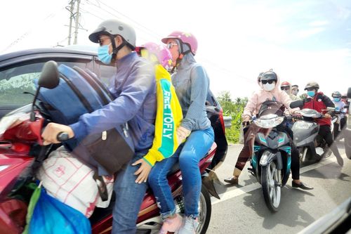 Người dân miền Tây lỉnh kỉnh đồ đạc quay lại thành phố sau Tết