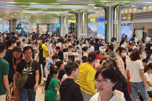 TP Hồ Chí Minh: 'Biển' người đổ vào trung tâm thương mại, siêu thị vui chơi, mua sắm