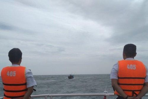 Lai kéo tàu cá của Bình Định bị hỏng máy về bờ an toàn