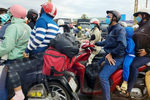 Người dân miền Tây lỉnh kỉnh đồ đạc quay lại TP. Hồ Chí Minh sau Tết