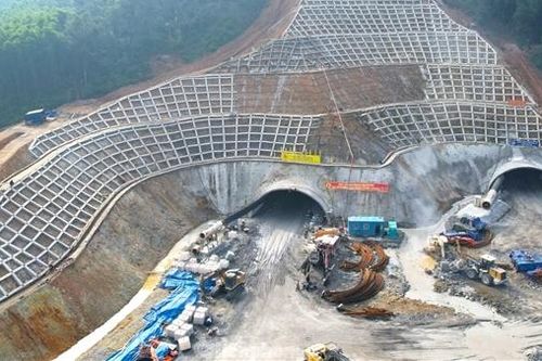 Xuyên Tết trên công trường cao tốc Bắc – Nam