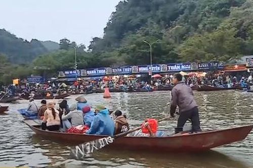Người dân nô nức trảy hội chùa Hương