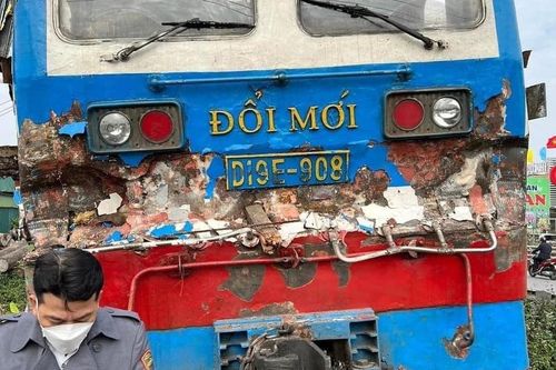 Tàu hỏa va chạm xe container chở sắt, Quốc lộ 1A ùn tắc