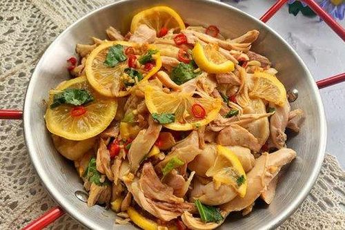 Thịt gà luộc có nhiều, mang ra làm món này chỉ mất 10 phút nhưng chắc chắn ai cũng phải tấm tắc khen ngon!