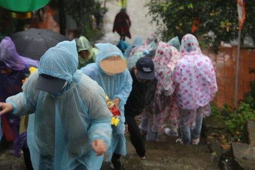 Mưa rét, hàng ngàn người vẫn đổ về chùa Hương Tích vãn cảnh đầu năm
