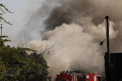 Hà Nội: Kho hàng vải trong bãi trông xe không phép bốc cháy ngùn ngụt