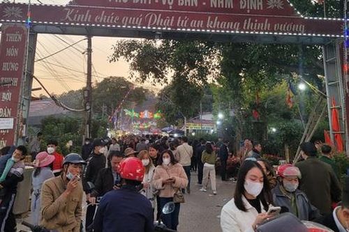 Dòng người ùn ùn đổ về Phủ Dầy dự phiên Chợ Viềng 'mua may bán rủi'