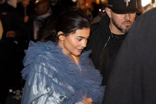 Sau ồn ào đầu sư tử, Kylie Jenner mặc gì trong mùa Haute Couture đều được quan tâm