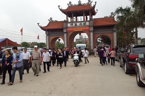 Du Xuân với hội làng