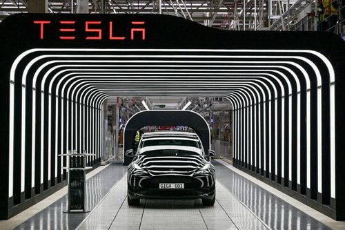 Giảm giá quá sâu, Tesla không kịp sản xuất xe để bán