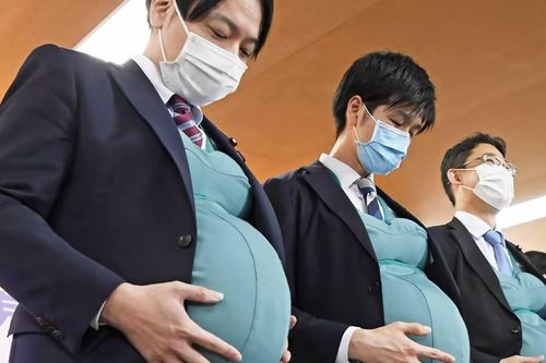 Một người đàn ông được giao việc giải quyết bất bình đẳng giới ở Nhật