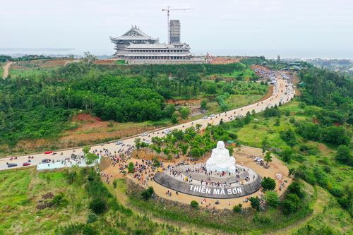 Ngôi chùa xây chưa xong vẫn đón hàng nghìn du khách dịp Tết