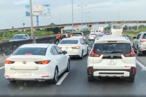 Cao tốc hướng miền Tây về TP.HCM ùn ứ sau va chạm giữa 2 ôtô