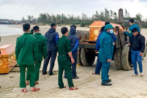 Tìm thông tin hai nạn nhân trôi dạt vào bờ biển Quảng Ngãi