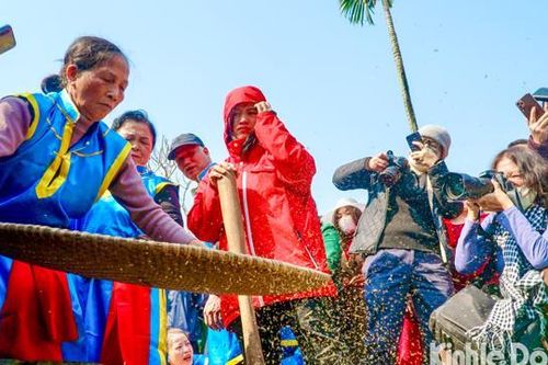 Hội thi kéo lửa, thổi cơm truyền thống tại làng Thị Cấm