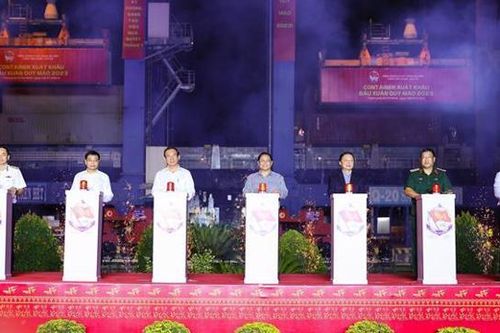 Thủ tướng dự lễ phát lệnh ra quân sản xuất đầu năm tại cảng Tân Cảng