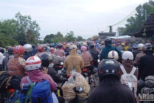 Cửa ngõ Long An ùn tắc giao thông kéo dài