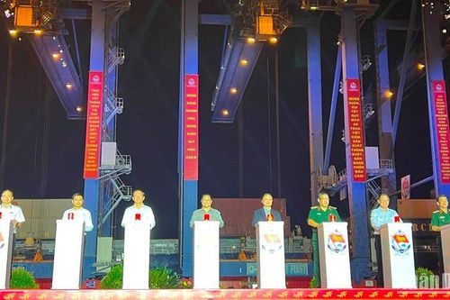 Thủ tướng Phạm Minh Chính dự lễ phát lệnh làm hàng đầu xuân Quý Mão tại cảng Tân Cảng - Cát Lái