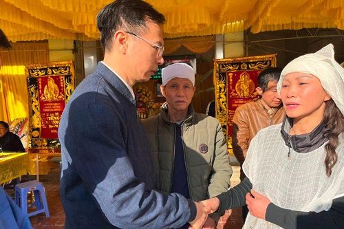 Ủy ban An toàn giao thông Quốc gia thăm hỏi gia đình nạn nhân vụ lật xe ở Sơn La