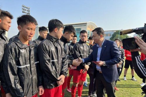 Lãnh đạo VFF chúc mừng năm mới thầy trò HLV Hoàng Anh Tuấn