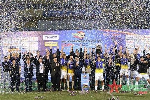 Hà Nội FC hoàn tất 'cú ăn ba', lập kỷ lục đoạt Siêu cúp quốc gia