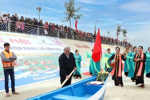 Ngày xuân về Pa So xem hội Đua thuyền đuôi én Pa So