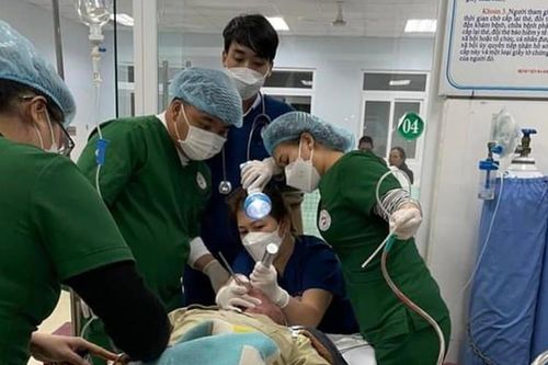 Vừa ăn lòng lợn vừa nói chuyện, người đàn ông suýt mất mạng