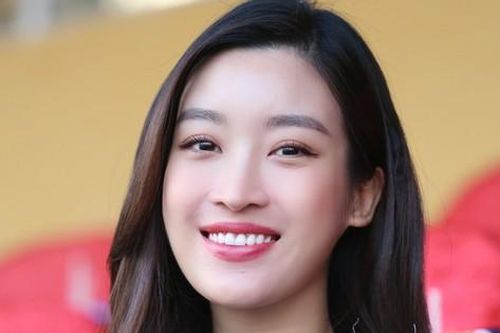 Hoa hậu Đỗ Mỹ Linh đến sân Hàng Đẫy cổ vũ đội bóng của ông xã tranh Siêu cúp