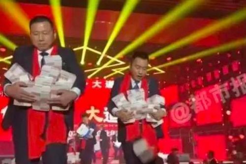 Công ty Trung Quốc gây xôn xao khi chất núi tiền để phát cho nhân viên