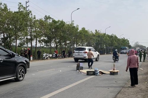 Chồng bàng hoàng khi thấy vợ bị xe tải tông tử vong