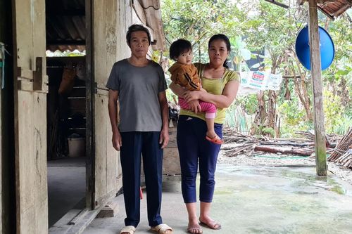 Bố mẹ ngờ nghệch cùng 3 con chen chúc trong căn nhà dột nát