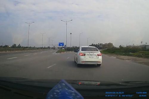 Tài xế nhầm đường rẽ phải rồi chuyển trái khiến xe sau suýt vạ lây