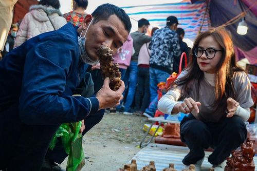 Sự cố nhớ đời lần đầu đi chợ Viềng và người đàn bà tốt bụng