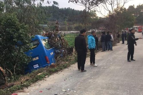 Xe khách mất lái ở cổng chùa Ba Vàng, đâm 2 người thương vong