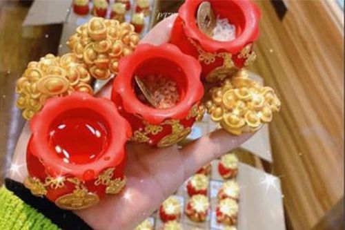 Ngày vía Thần Tài: Lì xì mạ vàng, hũ muối, gạo vàng đắt khách