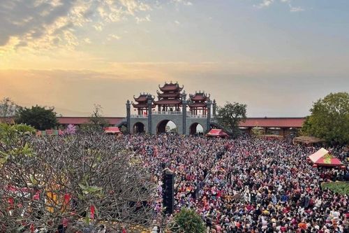 Chùa Ba Vàng đông nghịt người ngày mùng 8 Tết